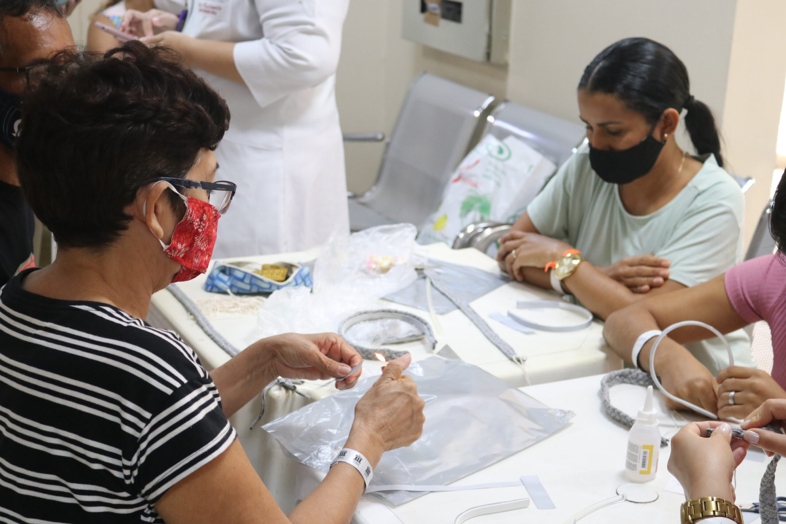 Você está visualizando atualmente Familiares de pacientes renais da Santa Casa participam de oficina de produtos artesanais