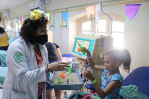 Leia mais sobre o artigo Crianças em tratamento renal na Santa Casa participam de programação junina