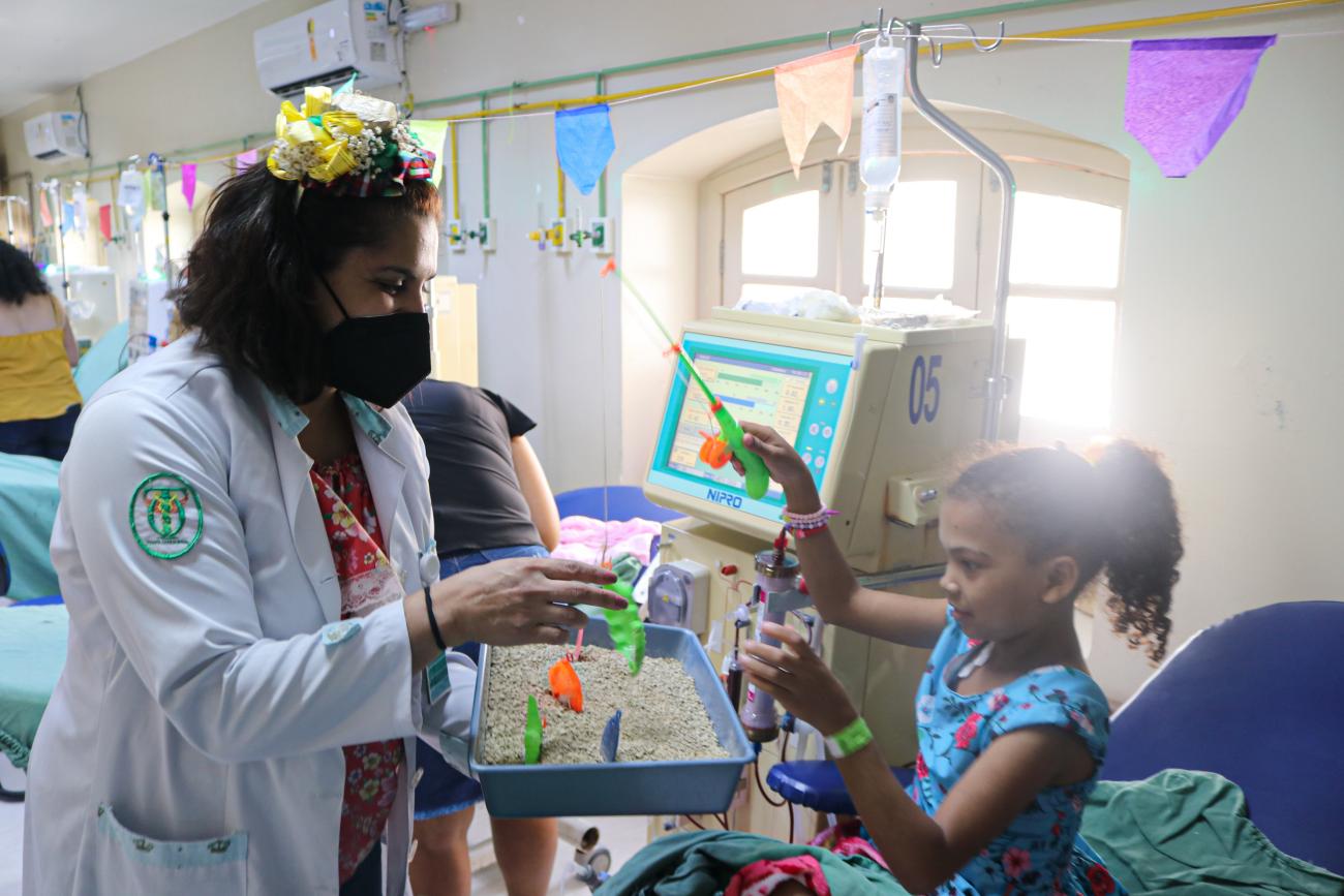 Você está visualizando atualmente Crianças em tratamento renal na Santa Casa participam de programação junina