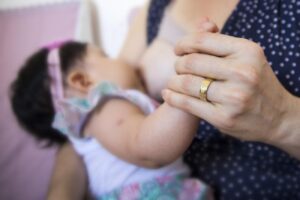Leia mais sobre o artigo Vacinas contra Covid-19 são seguras para amamentação, reforça Santa Casa