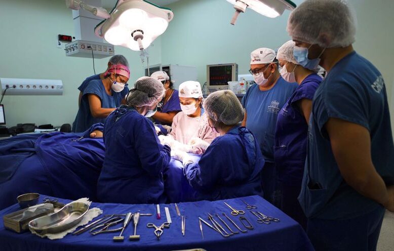 Leia mais sobre o artigo Em ação inédita no Brasil, Santa Casa realiza mutirão de cirurgia em Crianças com Deformidades nas Mãos