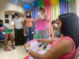 Leia mais sobre o artigo Voluntários realizam oficinas terapêuticas para familiares  de  crianças atendidas na área de nefrologia da Santa Casa