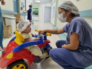 Leia mais sobre o artigo Humanização no SUS – Na Santa Casa, acesso a brinquedos transforma espera  de crianças por cirurgias em momento de descontração