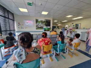 Leia mais sobre o artigo Crianças internadas na UTI e enfermarias pediátricas da Santa Casa vivem a alegria de um dia de ‘cinema’ sem sair do hospital