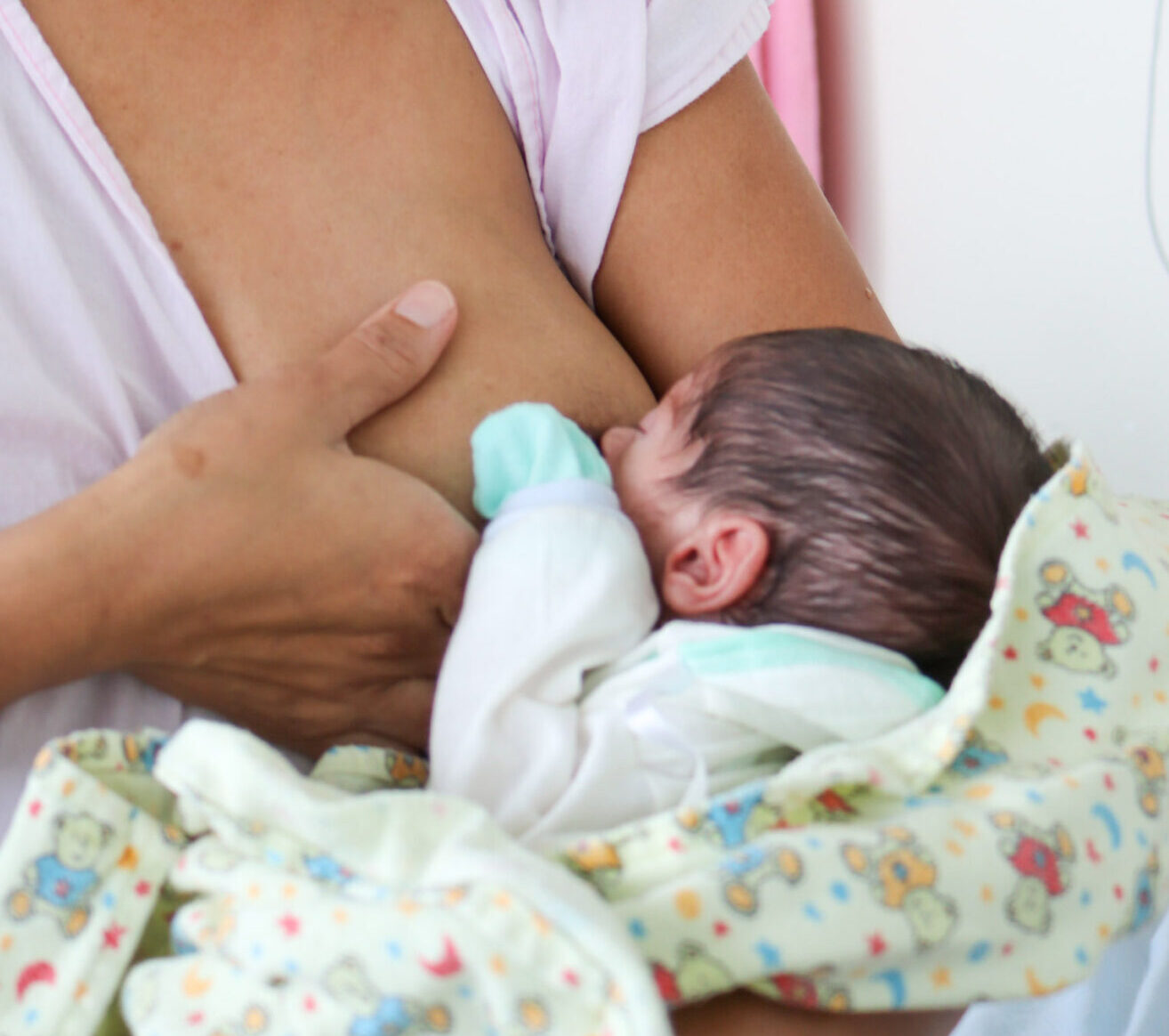 Você está visualizando atualmente Santa Casa reforça que amamentação é essencial para manter bebês hidratados